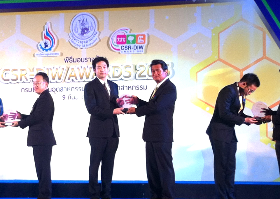 วรรณภพได้รับรางวัลเกียรติยศ CSR-DIW Award ประจำปี 2015
