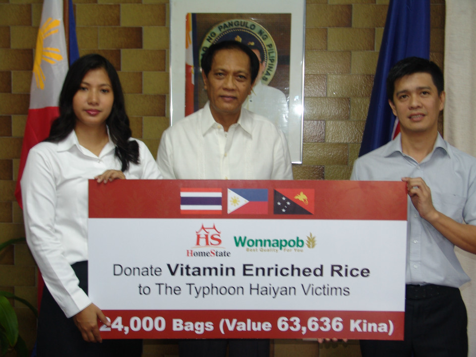 บริจาคข้าวสารเพื่อผู้ประสบภัยพายุใต้ฝุ่นที่ประเทศฟิลิปปินส์ 2556